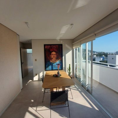 Cobertura com 111m², 2 quartos, 1 suíte, 2 garagens, no bairro Córrego Grande em Florianópolis