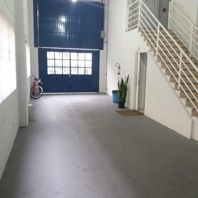 Predio com 1024m², 14 garagens, no bairro Itacorubi em Florianópolis