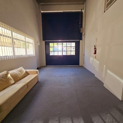 Predio com 1024m², 14 garagens, no bairro Itacorubi em Florianópolis