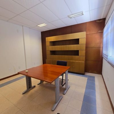 Predio com 1024m², 14 garagens, no bairro Itacorubi em Florianópolis