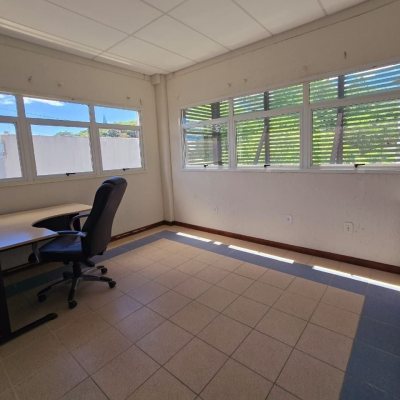 Predio com 1024m², 14 garagens, no bairro Itacorubi em Florianópolis