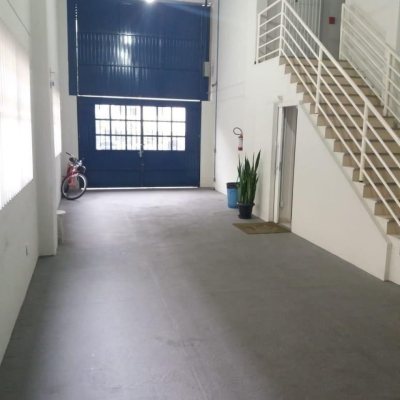 Predio com 1024m², 14 garagens, no bairro Itacorubi em Florianópolis