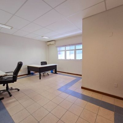 Predio com 1024m², 14 garagens, no bairro Itacorubi em Florianópolis