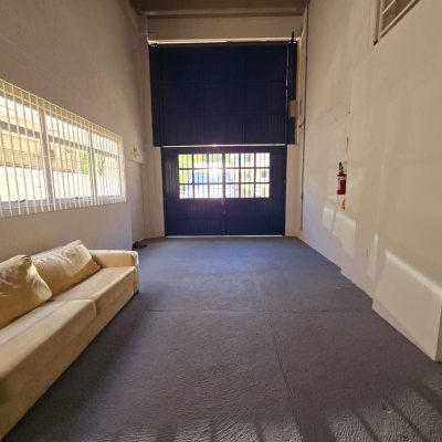 Predio com 1024m², 14 garagens, no bairro Itacorubi em Florianópolis