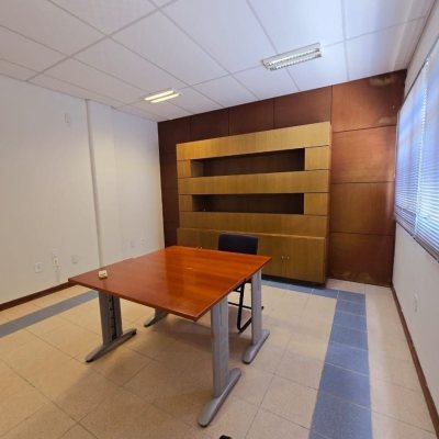 Predio com 1024m², 14 garagens, no bairro Itacorubi em Florianópolis