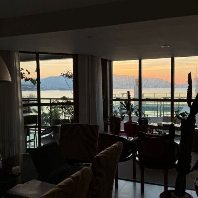 Apartamentos com 130m², 3 quartos (sendo 2 suítes), 2 garagens, no bairro Coqueiros em Florianópolis