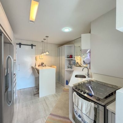 Apartamentos com 130m², 3 quartos, 2 suítes, 2 garagens, no bairro Coqueiros em Florianópolis