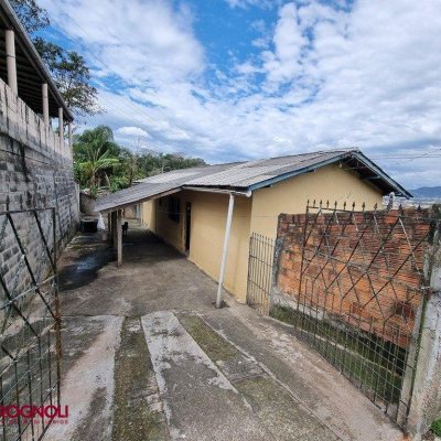 Casa Residencial com 55m², 2 quartos, 4 garagens, no bairro São Luiz em São José