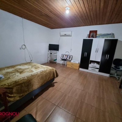 Casa Residencial com 55m², 2 quartos, 4 garagens, no bairro São Luiz em São José