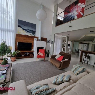 Casa Residencial com 300m², 3 quartos, 2 suítes, 2 garagens, no bairro Sambaqui em Florianópolis