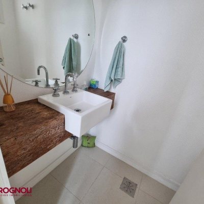 Casa Residencial com 300m², 3 quartos, 2 suítes, 2 garagens, no bairro Sambaqui em Florianópolis