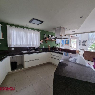 Casa Residencial com 300m², 3 quartos, 2 suítes, 2 garagens, no bairro Sambaqui em Florianópolis