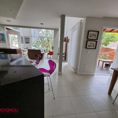 Casa Residencial com 300m², 3 quartos, 2 suítes, 2 garagens, no bairro Sambaqui em Florianópolis