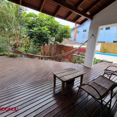 Casa Residencial com 300m², 3 quartos, 2 suítes, 2 garagens, no bairro Sambaqui em Florianópolis