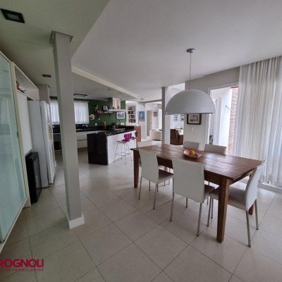Casa Residencial com 300m², 3 quartos, 2 suítes, 2 garagens, no bairro Sambaqui em Florianópolis