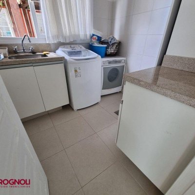 Casa Residencial com 300m², 3 quartos, 2 suítes, 2 garagens, no bairro Sambaqui em Florianópolis