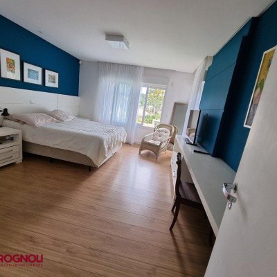 Casa Residencial com 300m², 3 quartos, 2 suítes, 2 garagens, no bairro Sambaqui em Florianópolis