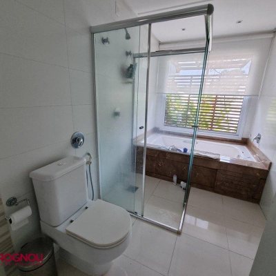 Casa Residencial com 300m², 3 quartos, 2 suítes, 2 garagens, no bairro Sambaqui em Florianópolis