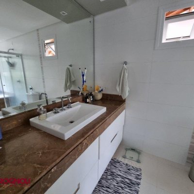 Casa Residencial com 300m², 3 quartos, 2 suítes, 2 garagens, no bairro Sambaqui em Florianópolis