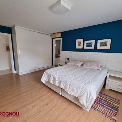 Casa Residencial com 300m², 3 quartos, 2 suítes, 2 garagens, no bairro Sambaqui em Florianópolis