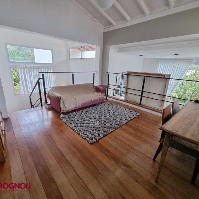 Casa Residencial com 300m², 3 quartos, 2 suítes, 2 garagens, no bairro Sambaqui em Florianópolis