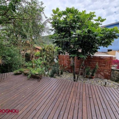 Casa Residencial com 300m², 3 quartos, 2 suítes, 2 garagens, no bairro Sambaqui em Florianópolis