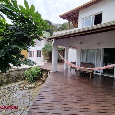 Casa Residencial com 300m², 3 quartos, 2 suítes, 2 garagens, no bairro Sambaqui em Florianópolis