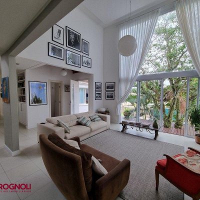 Casa Residencial com 300m², 3 quartos, 2 suítes, 2 garagens, no bairro Sambaqui em Florianópolis