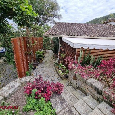 Casa Residencial com 300m², 3 quartos, 2 suítes, 2 garagens, no bairro Sambaqui em Florianópolis