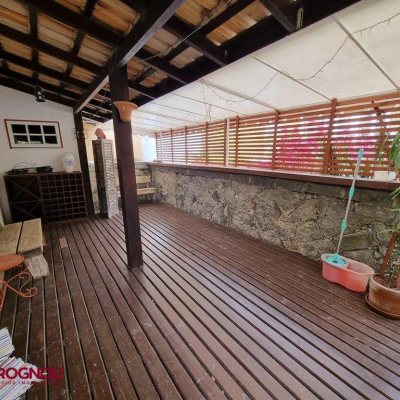 Casa Residencial com 300m², 3 quartos, 2 suítes, 2 garagens, no bairro Sambaqui em Florianópolis