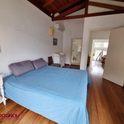 Casa Residencial com 300m², 3 quartos, 2 suítes, 2 garagens, no bairro Sambaqui em Florianópolis