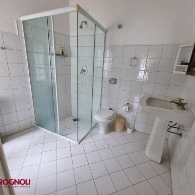 Casa Residencial com 300m², 3 quartos, 2 suítes, 2 garagens, no bairro Sambaqui em Florianópolis