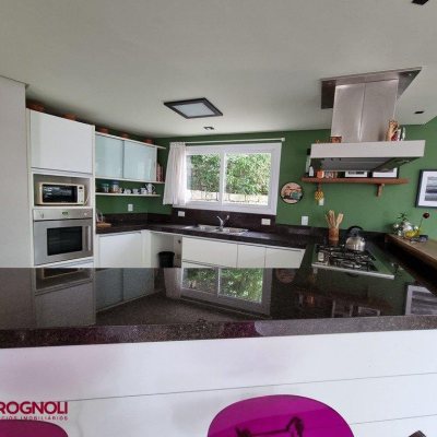 Casa Residencial com 300m², 3 quartos, 2 suítes, 2 garagens, no bairro Sambaqui em Florianópolis