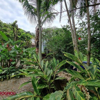 Casa Residencial com 300m², 3 quartos, 2 suítes, 2 garagens, no bairro Sambaqui em Florianópolis