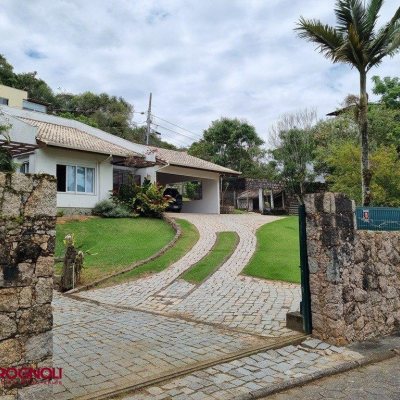 Casa Residencial com 300m², 3 quartos, 2 suítes, 2 garagens, no bairro Sambaqui em Florianópolis