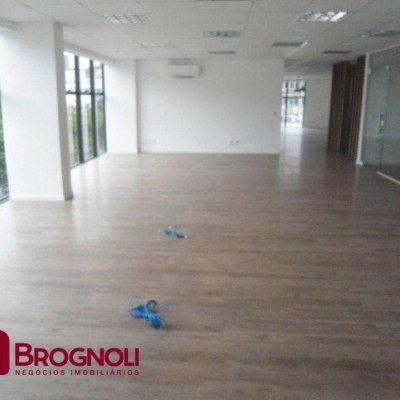 Sala com 336m², 6 garagens, no bairro Centro em Florianópolis