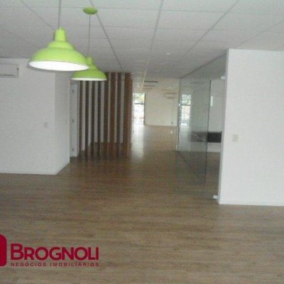Sala com 336m², 6 garagens, no bairro Centro em Florianópolis
