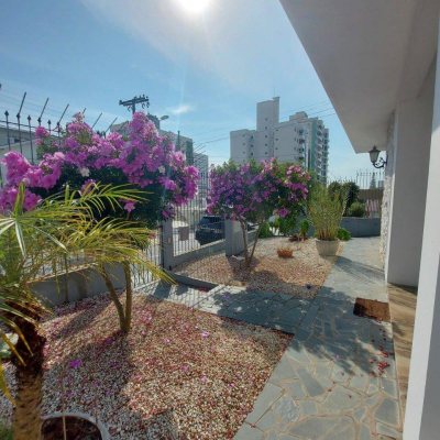 Casa Residencial com 323m², 4 quartos, 1 suíte, 3 garagens, no bairro Barreiros em São José
