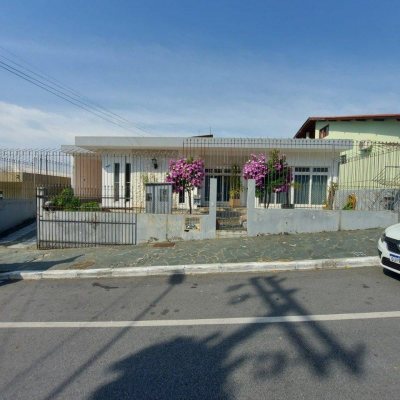 Casa Residencial com 323m², 4 quartos, 1 suíte, 3 garagens, no bairro Barreiros em São José