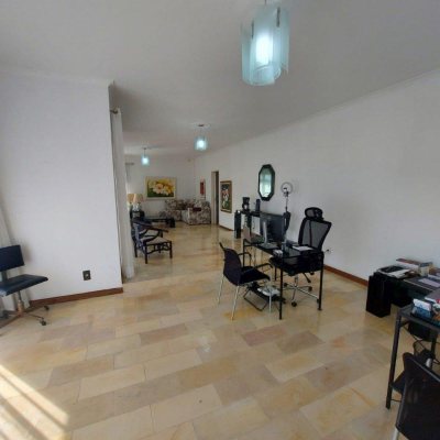 Casa Residencial com 323m², 4 quartos, 1 suíte, 3 garagens, no bairro Barreiros em São José