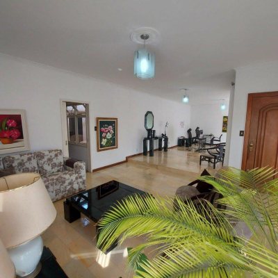 Casa Residencial com 323m², 4 quartos, 1 suíte, 3 garagens, no bairro Barreiros em São José