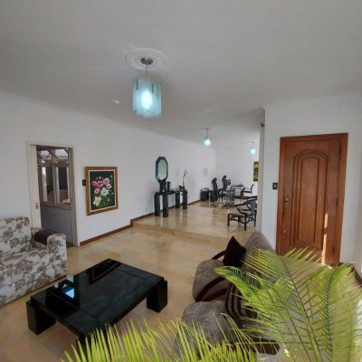 Casa Residencial com 323m², 4 quartos, 1 suíte, 3 garagens, no bairro Barreiros em São José