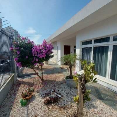 Casa Residencial com 323m², 4 quartos, 1 suíte, 3 garagens, no bairro Barreiros em São José