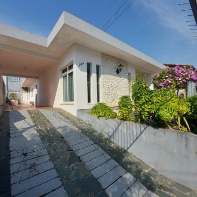 Casa Residencial com 323m², 4 quartos, 1 suíte, 3 garagens, no bairro Barreiros em São José