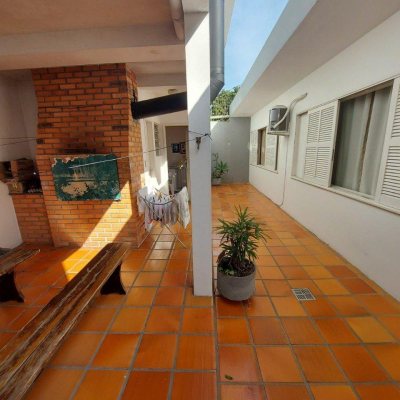 Casa Residencial com 323m², 4 quartos, 1 suíte, 3 garagens, no bairro Barreiros em São José