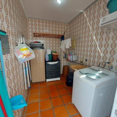 Casa Residencial com 323m², 4 quartos, 1 suíte, 3 garagens, no bairro Barreiros em São José