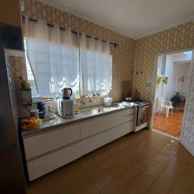 Casa Residencial com 323m², 4 quartos, 1 suíte, 3 garagens, no bairro Barreiros em São José