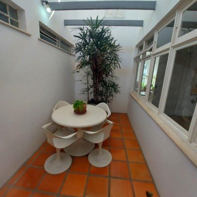 Casa Residencial com 323m², 4 quartos, 1 suíte, 3 garagens, no bairro Barreiros em São José