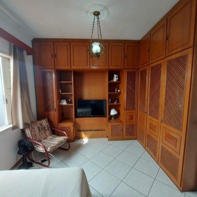 Casa Residencial com 323m², 4 quartos, 1 suíte, 3 garagens, no bairro Barreiros em São José