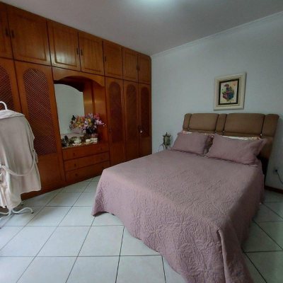 Casa Residencial com 323m², 4 quartos, 1 suíte, 3 garagens, no bairro Barreiros em São José